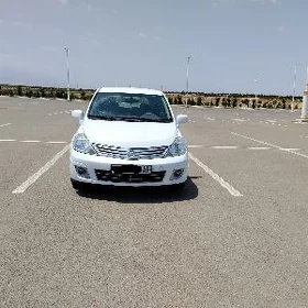 Nissan Tiida 2010