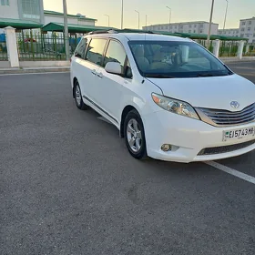 Toyota Sienna 2011