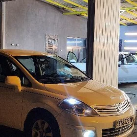 Nissan Versa 2012