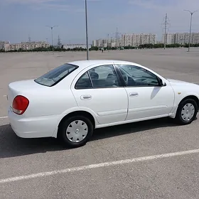 Nissan Sunny 2010