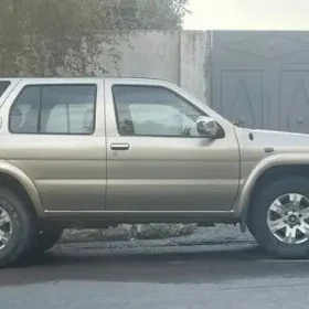 Nissan Pathfinder 2000
