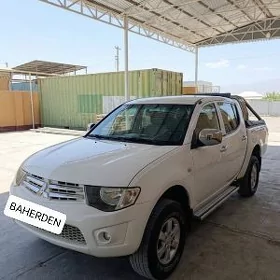 Mitsubishi L200 2012