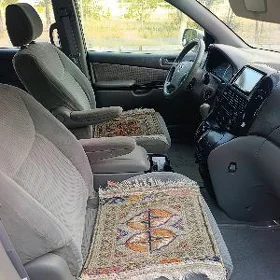 Toyota Sienna 2004