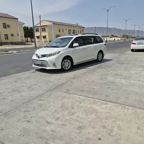 Toyota Sienna 2018