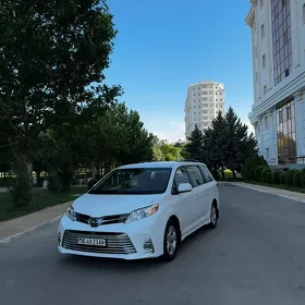 Toyota Sienna 2019