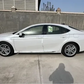 Toyota Camry Hybrid 2025