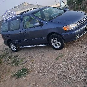 Toyota Sienna 1999