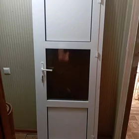 пластиковая дверь