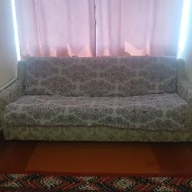 Диван и два кресла.