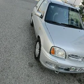 Nissan Tiida 2001