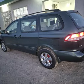 Toyota Sienna 2001