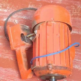 dvigarel motor 2500 ob