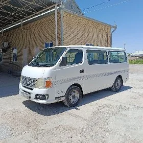 Nissan Urvan 2010