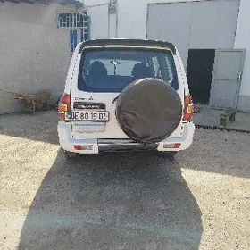 Mitsubishi Pajero 2001