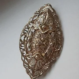 Gyzyl broşka