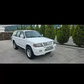 Mitsubishi Montero 2000