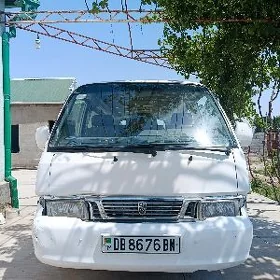 Nissan Urvan 2001