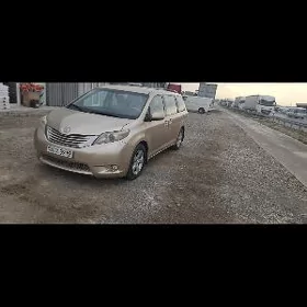 Toyota Sienna 2011