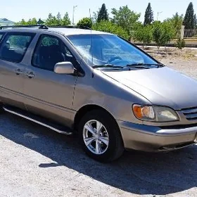 Toyota Sienna 1999