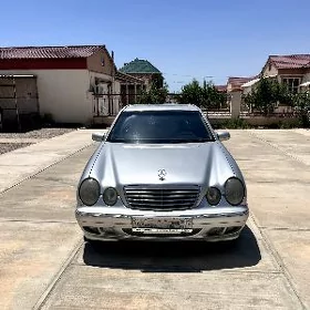 Mercedes-Benz E320 2001