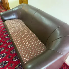 Satlyk divan iki sany