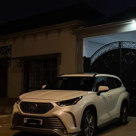 Toyota Highlander 2021