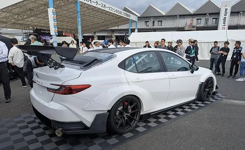 700 at güýjündäki Camry: Toyota bir sedanda iki hereketlendiriji oturtdy