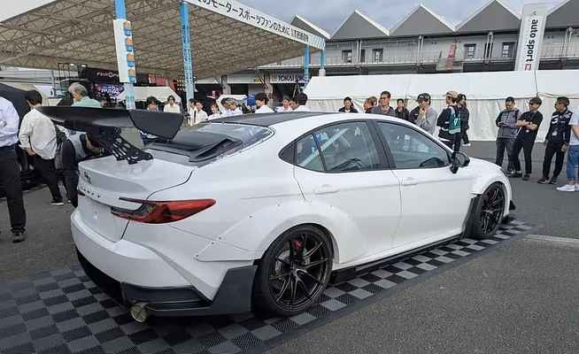 Toyota построила экспериментальную Camry с двумя двигателями мощностью 700 л.с.