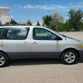 Toyota Sienna 2003