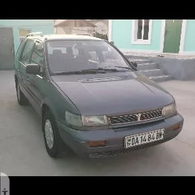 Mitsubishi Chariot 1992