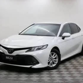 Taksi woditel Toyota camry