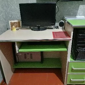 kompyuter manitor stol