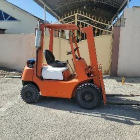 Kara Forklift 2005