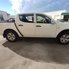 Mitsubishi L200 2012