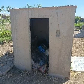 бетонный туалет