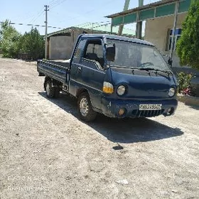 Hyundai H-1 2000