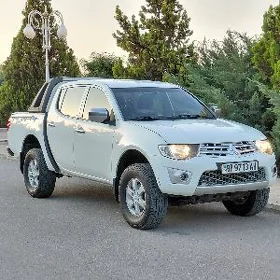 Mitsubishi L200 2012