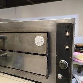 italyanski pizza bişirilyan