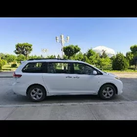 Toyota Sienna 2011