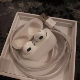 naushnik  airpods 3 pokoleniya