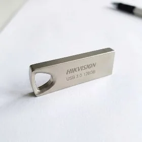 SATLYK FLESKA 128GB HIKVISION