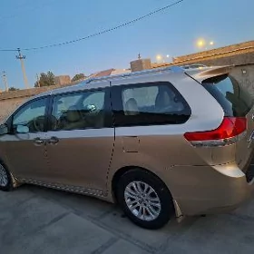 Toyota Sienna 2011