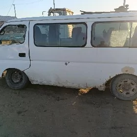 Nissan Urvan 2005