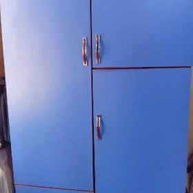 кровать и шкаф