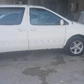 Toyota Sienna 2000
