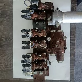Komatsu распределитель