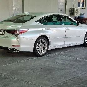 Lexus ES 350 2019