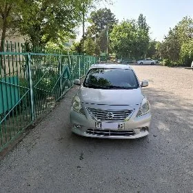 Nissan Versa 2012