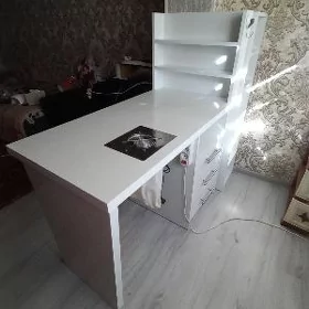Маникюрный стол
