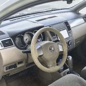 Nissan Tiida 2008